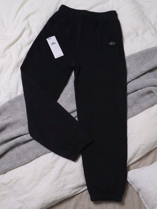 Alo Yoga Pants - Size M - Alo Yoga Accolade Sweatpant Black